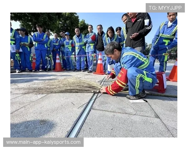 赛后空球场的寂静被清洁工扫帚打破