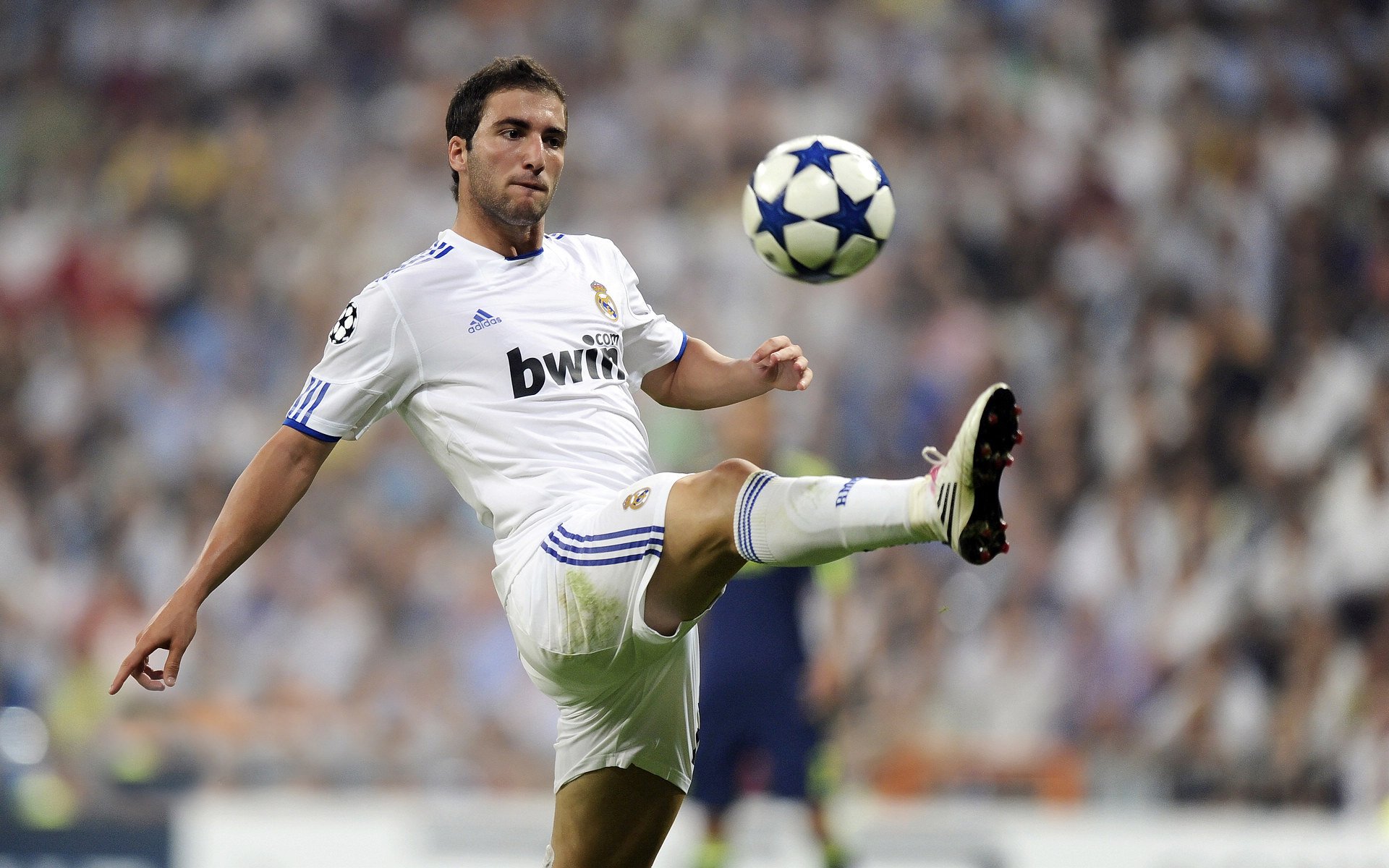 3-1！超级射手双响10轮13球，12.1亿战舰掀翻大黑马重返前二，超级射手游戏